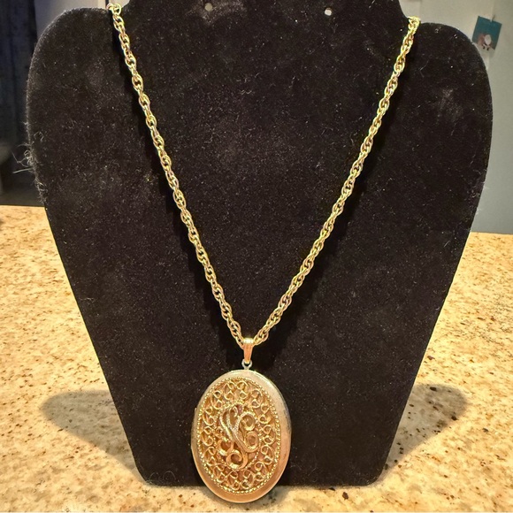 Jewelry - vintage 1970s Sarah Coventry gold-tone filigree oval locket necklace